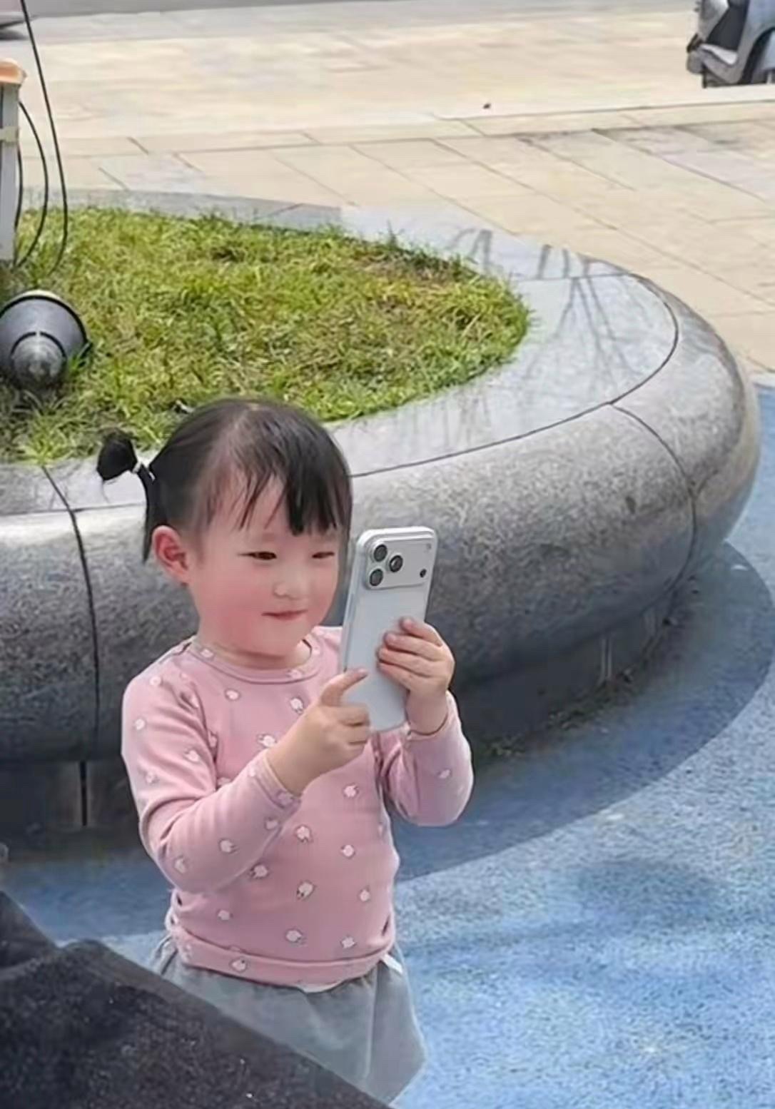 闪闪2岁不到就会玩手机，不愧是小网红，从小就跟着妈妈玩转网络，天生就是吃这碗饭！