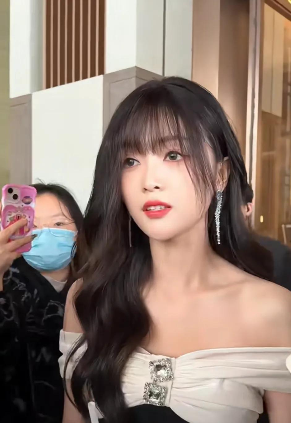 吴宣仪《你好星期六》录制上班，怎么感觉她现在越来越漂亮了，这个造型好甜好温柔呀！