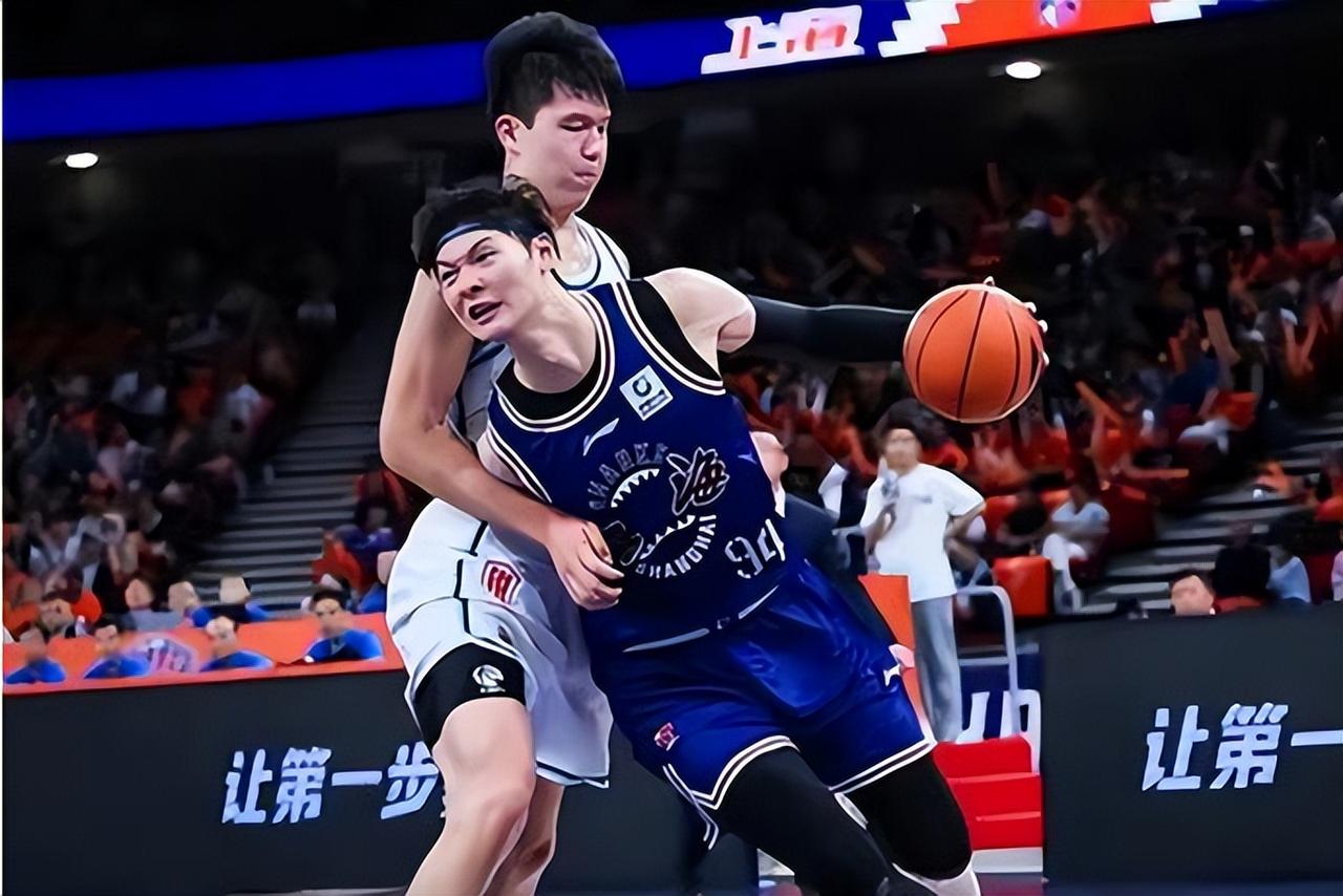 杨瀚森第3战31+16+4+4，四项成就，超越“姚王周”三代中锋
青岛球员杨瀚森