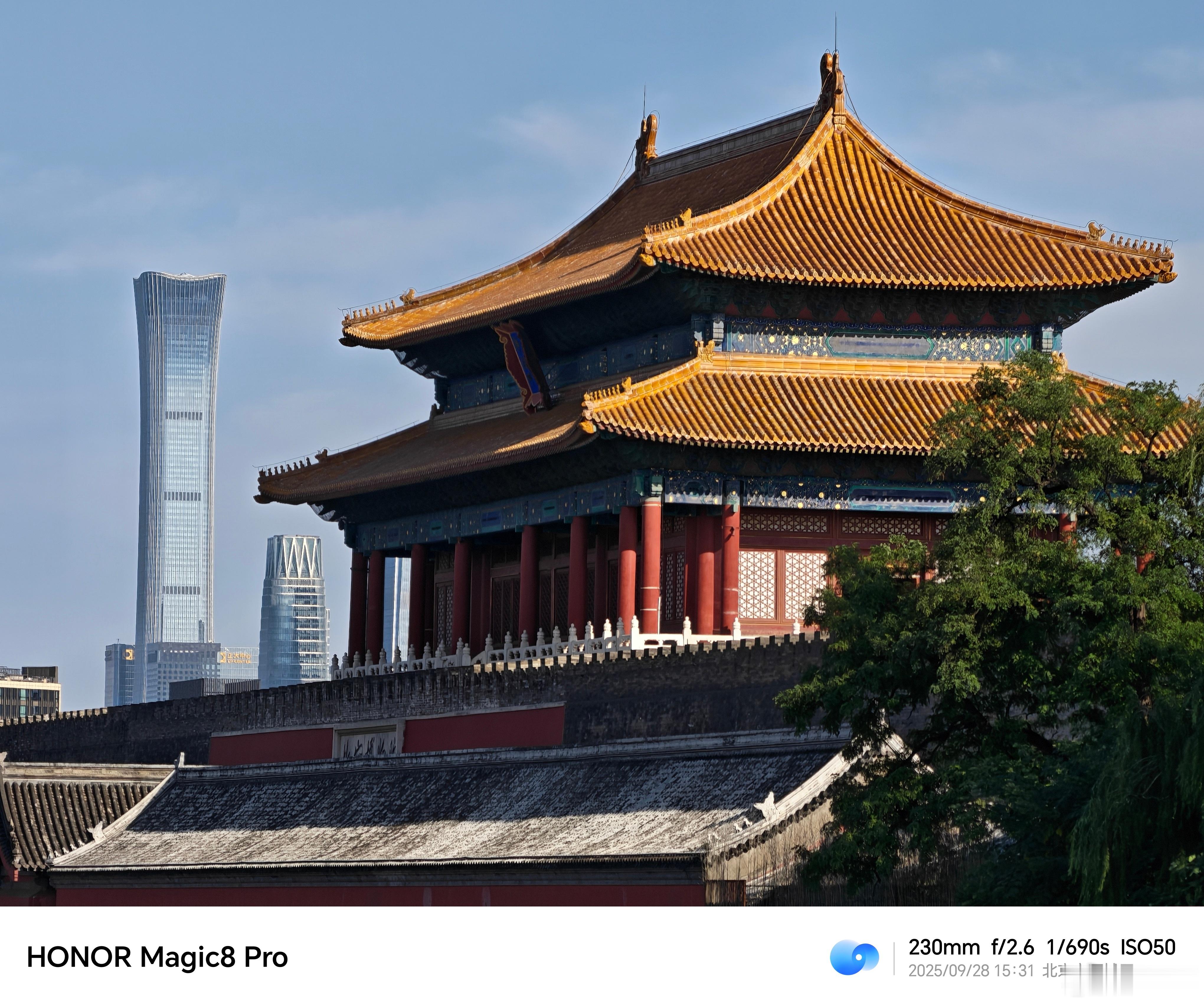 直接上样张说话！荣耀Magic8 Pro的长焦太懂建筑摄影了。无论是现代CBD的