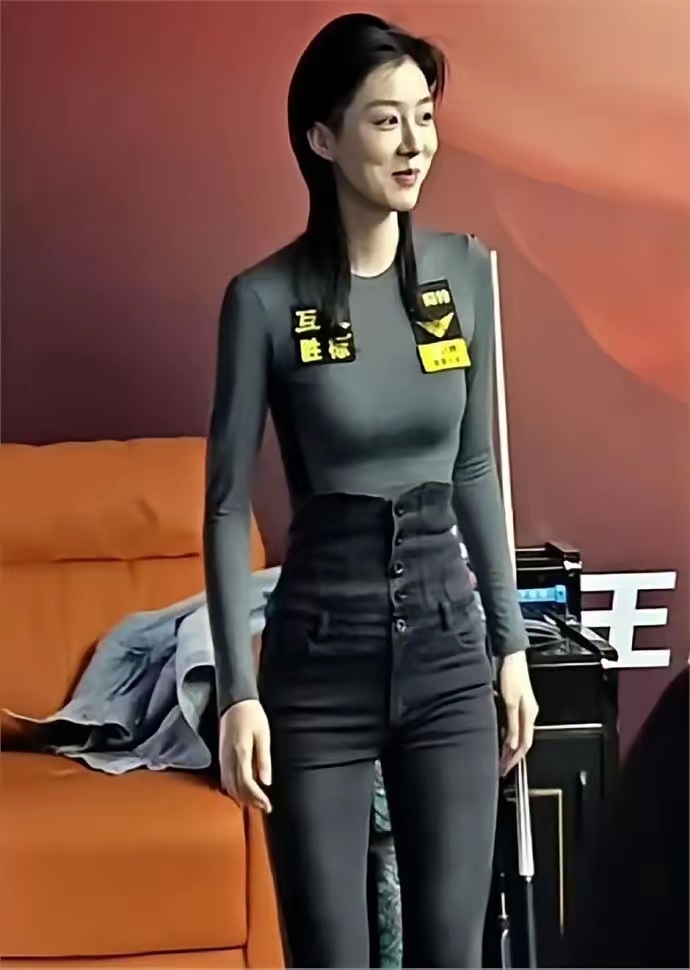 五个扣子全部扣好… 