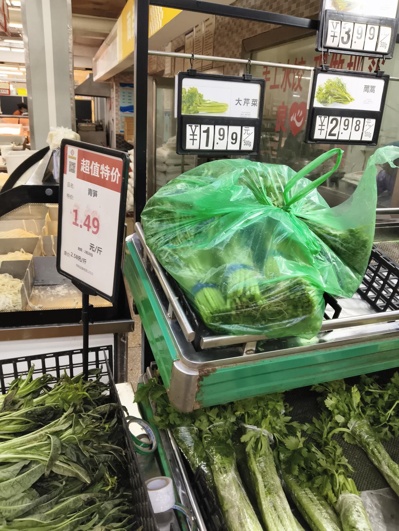 新年生活图鉴现在这个大芹菜没有涨价已经很很有意思了。上一次立马换到4块多地里的菜