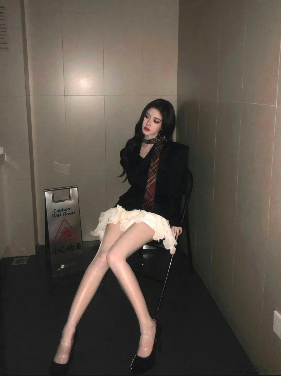 鞠婧祎建模漫画腿鞠婧祎的身材比例真的很出众，利落的穿搭搭配纤细匀称的腿部线条，如