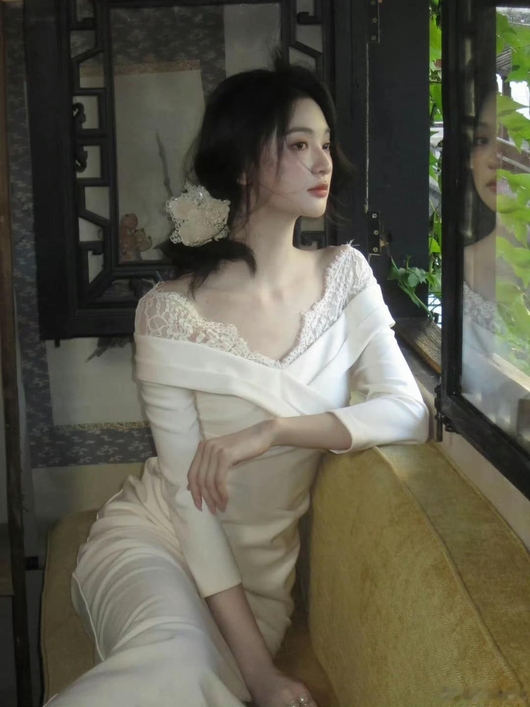 淡淡的蕾丝裙
难得温柔调 ​​​