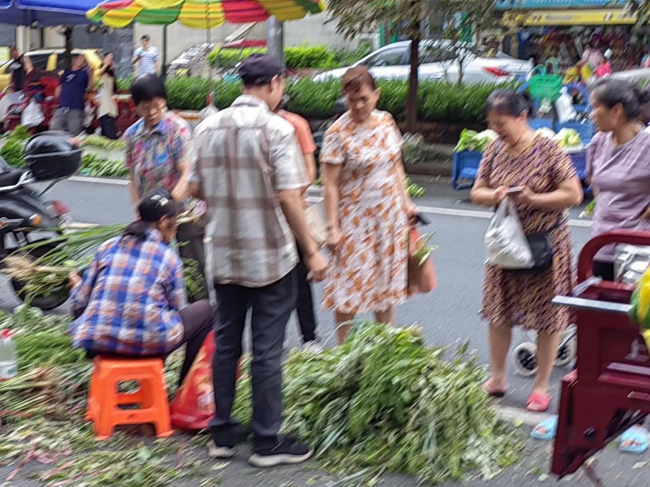 像抢钱一样！
瞬间被抢光了！
附近摊位，吃穿用都有。
但，人气都不如它！

一大