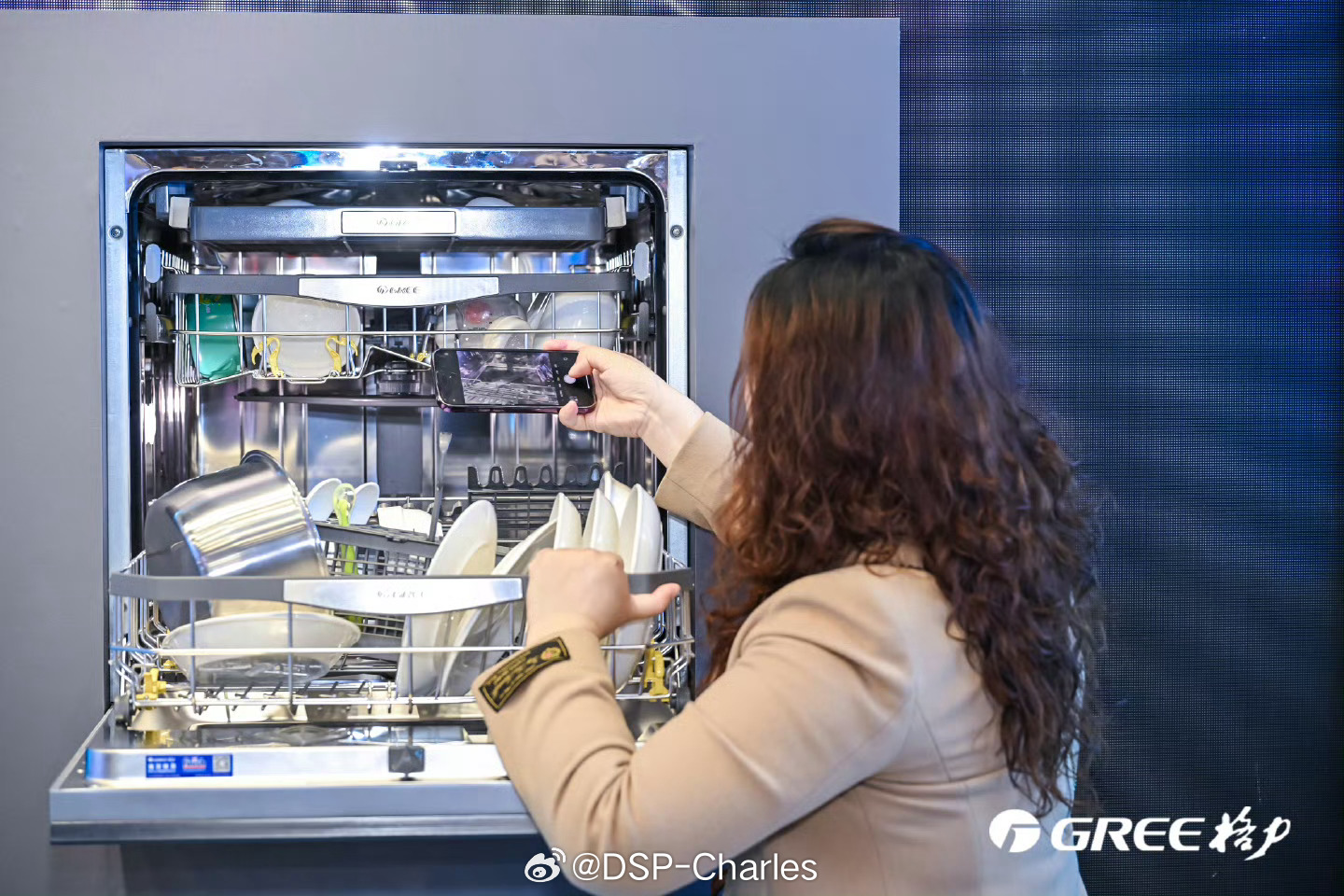 格力高管被Tim追着提问 格力AWE2026以“真Ai爱”为主题的展区里，影视飓