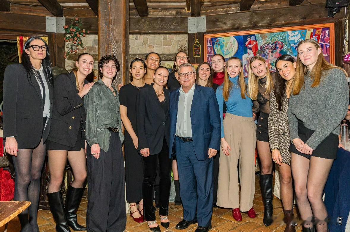 端庄优雅、得体大方的东方美女庄宇珊！原来庄宇珊参加俱乐部的聚餐，不是穿的黑色T恤