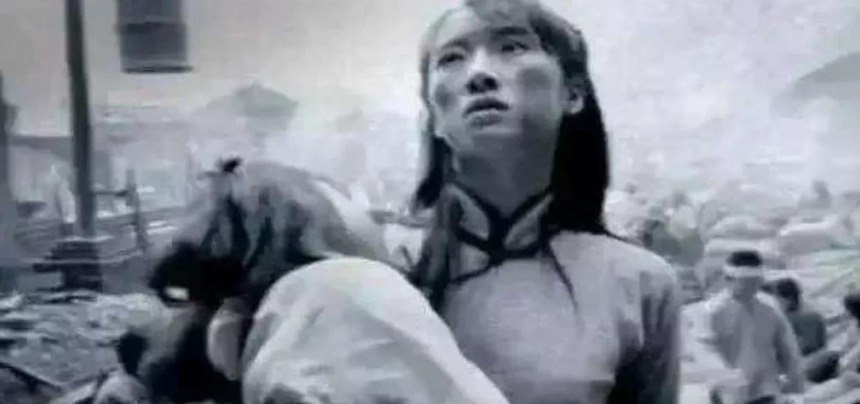 1937 年，一男子被日军砍了几刀，已经奄奄一息，可鬼子第二天又来到他家中，掰开