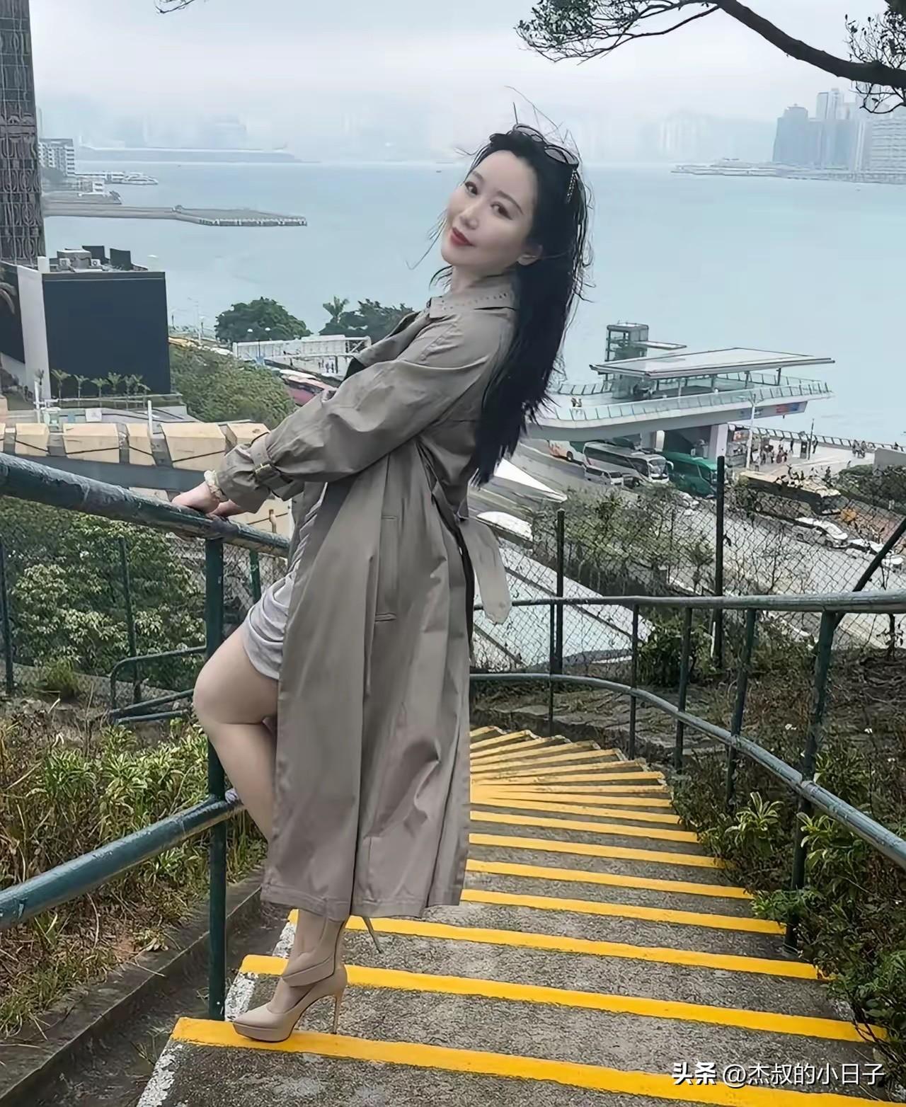 小姨最喜欢的运动就是爬山！
呼吸新鲜空气，还能美美的拍个照。

可惜，每次都找不