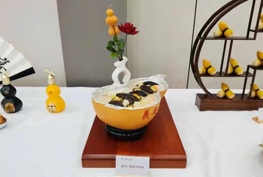 聊城美食太绝了！看这奶汤全蝎锅，金黄葫芦碗里飘着海参，汤鲜味美。旁边摆着黄黑葫芦