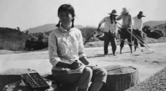 1974年，一21岁女知青夜间独自去厕所时神秘失踪，连队把整座山翻了个遍，却仍然