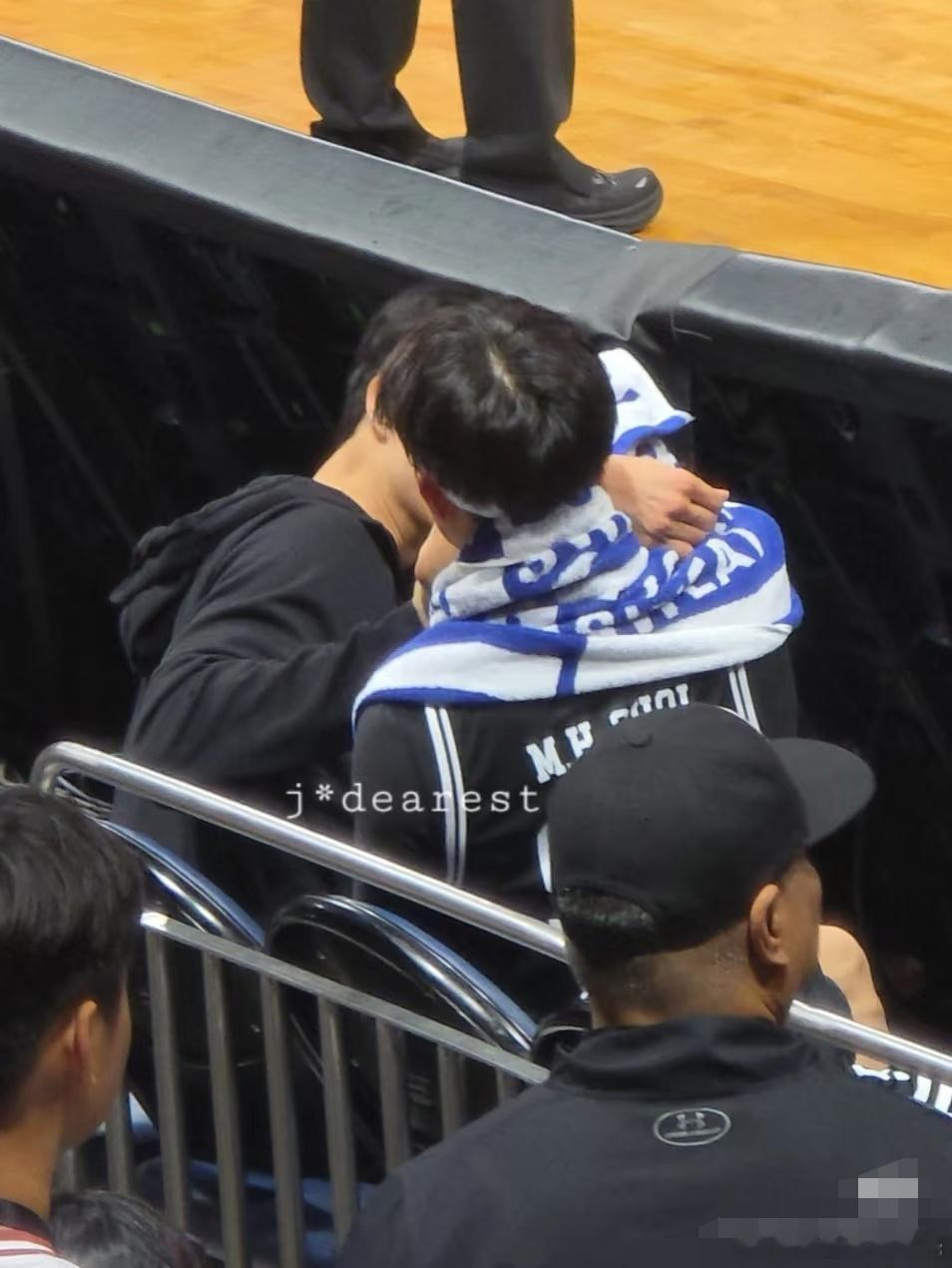 还以为徐英浩崔珉豪接吻了 真的，能拍出这张照片的人确实是天才！万万没想到是徐英浩