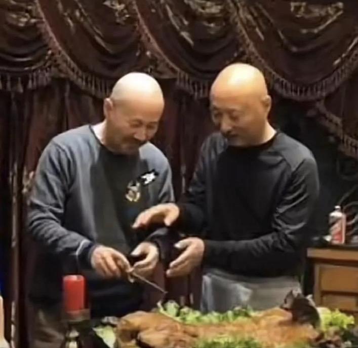 哪个是陈佩斯，哪个是腾格尔。