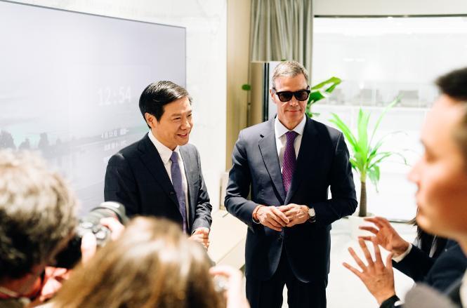 西班牙首相桑切斯访华期间，参观小米科技园的90分钟，看似是一次接地气的企业打卡，