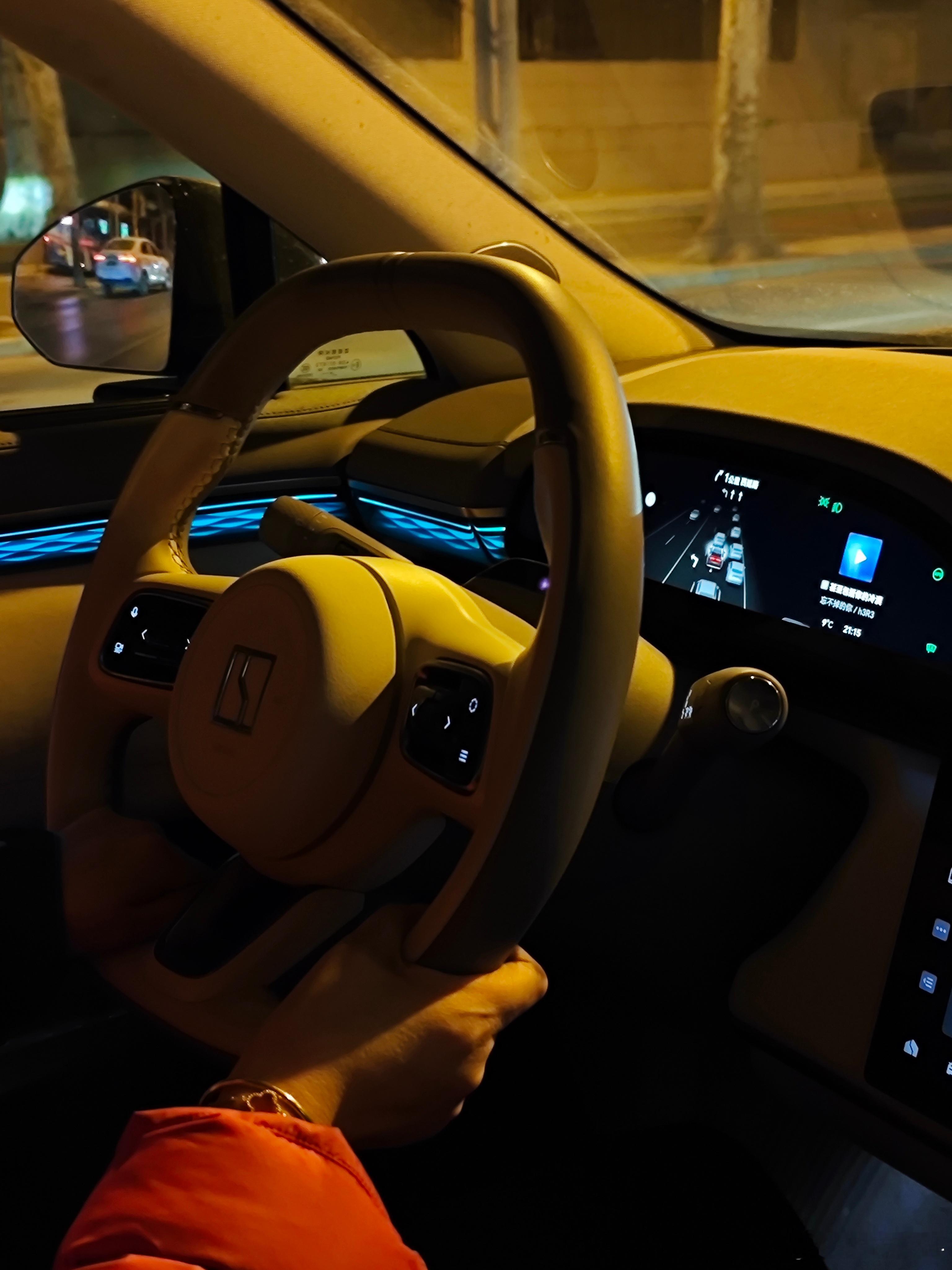 喝酒了，家里领导开车，难得坐一次副驾突然发现副驾A柱的扬声器膜还没撕