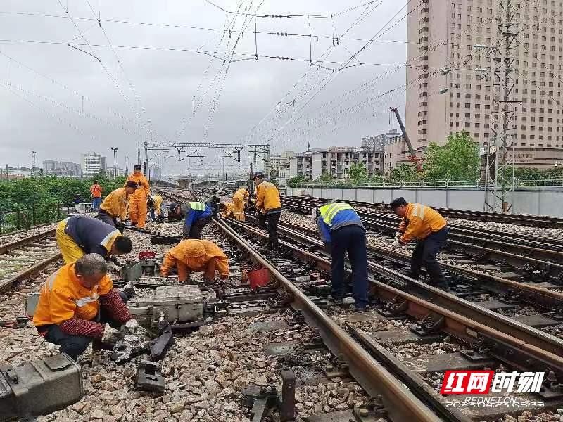 广铁集团长沙电务段长沙信号车间全力确保集中修施工安全 助力五一假期运输
