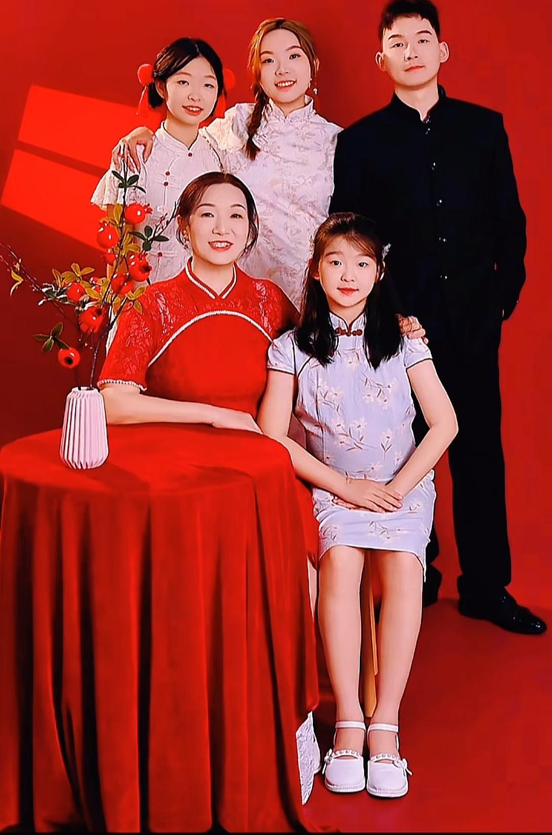 这个二妹跟她爸爸简直一个模子刻出来的。眼镜，鼻子，嘴巴没有一点妈妈的影子。谢浩男