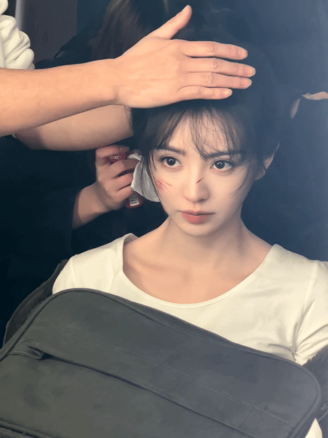 这边帮我扎紧 妈妈说扎紧点好看 