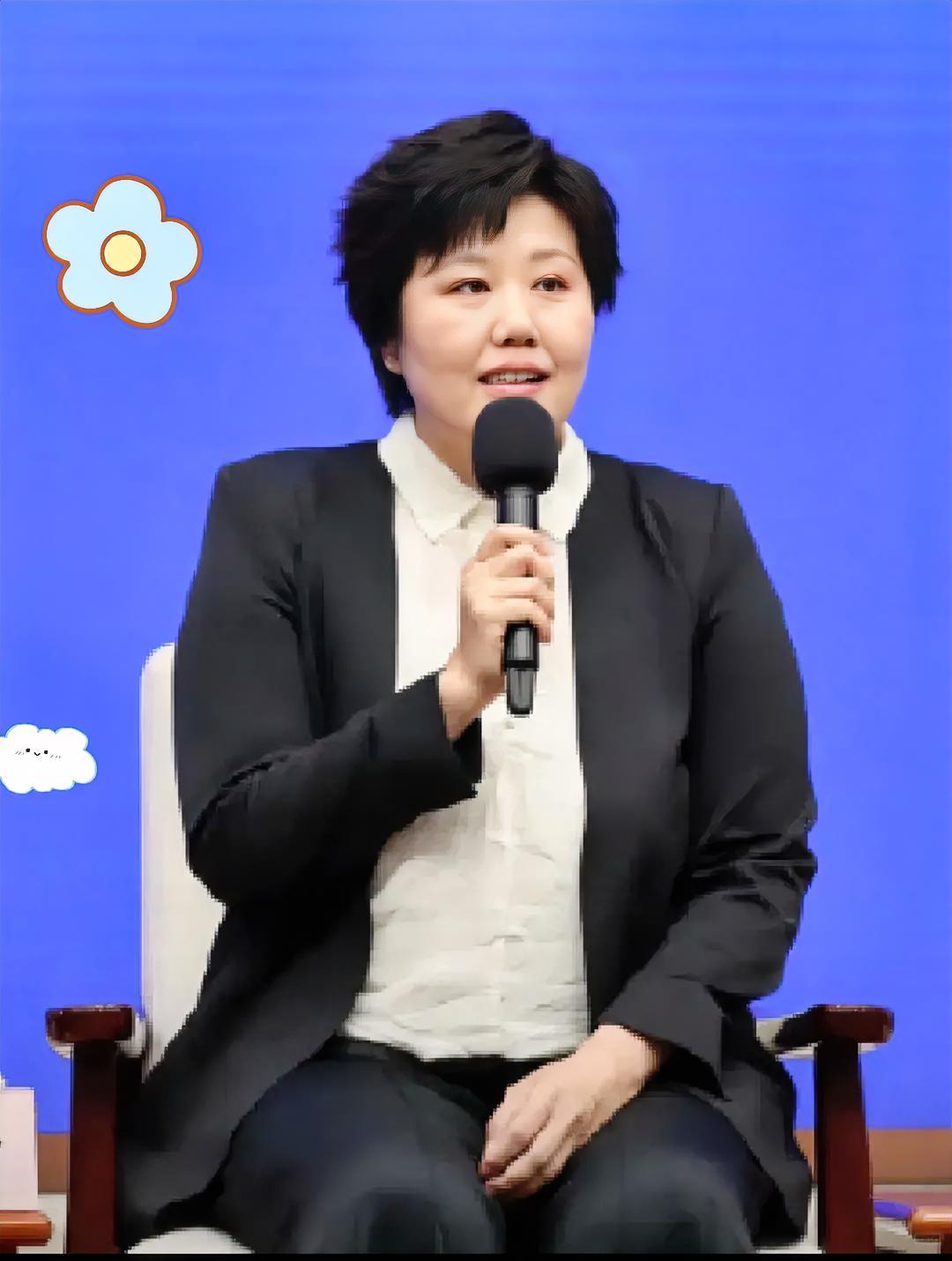 每年的春晚，总导演是谁似乎并不重要。
 
重要的是，春晚始终如约而至，成为无数中