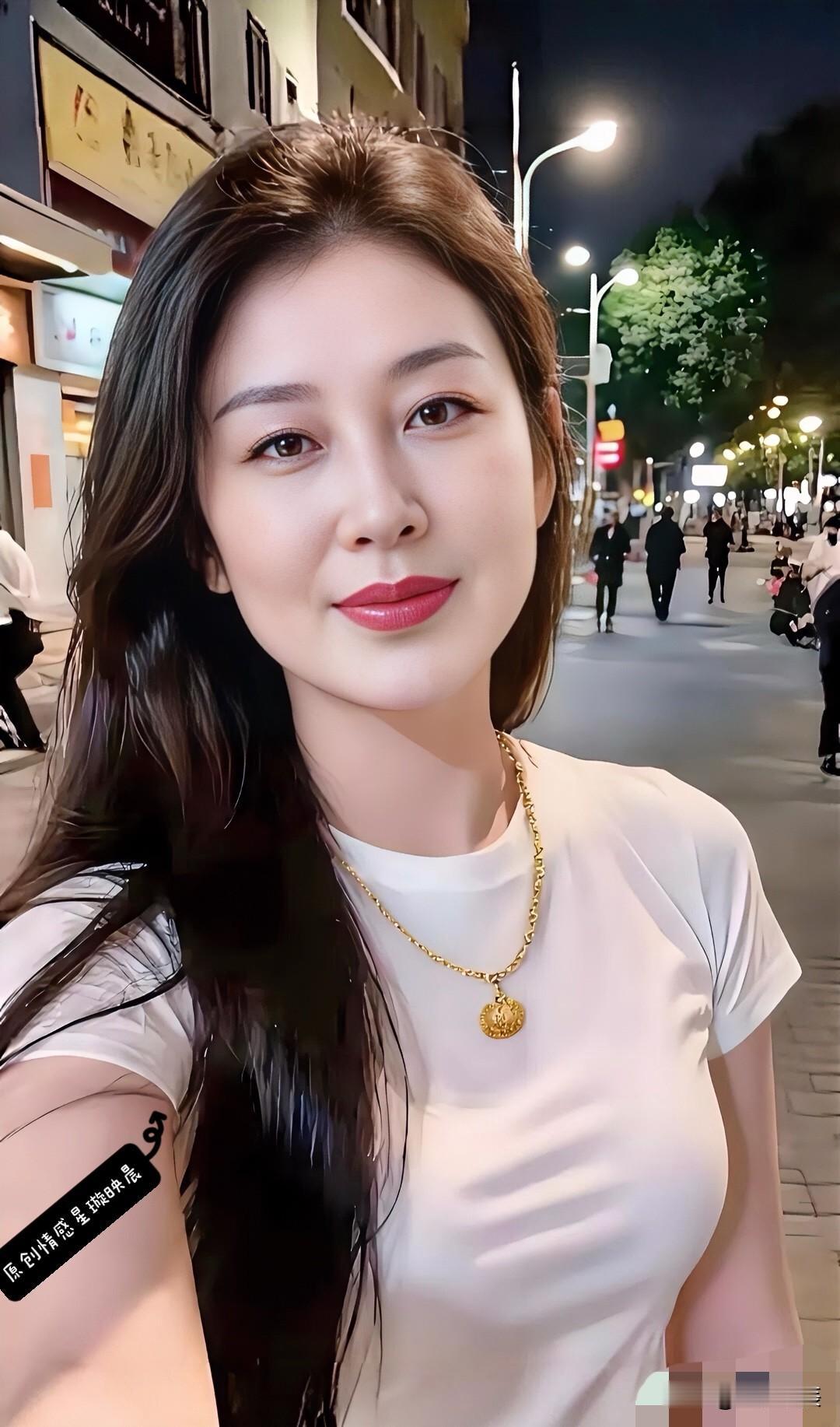 风流倜傥，多情而不滥情，我现在终于知道，大龄剩女到底谁崩溃了。

晚上出去遛弯，