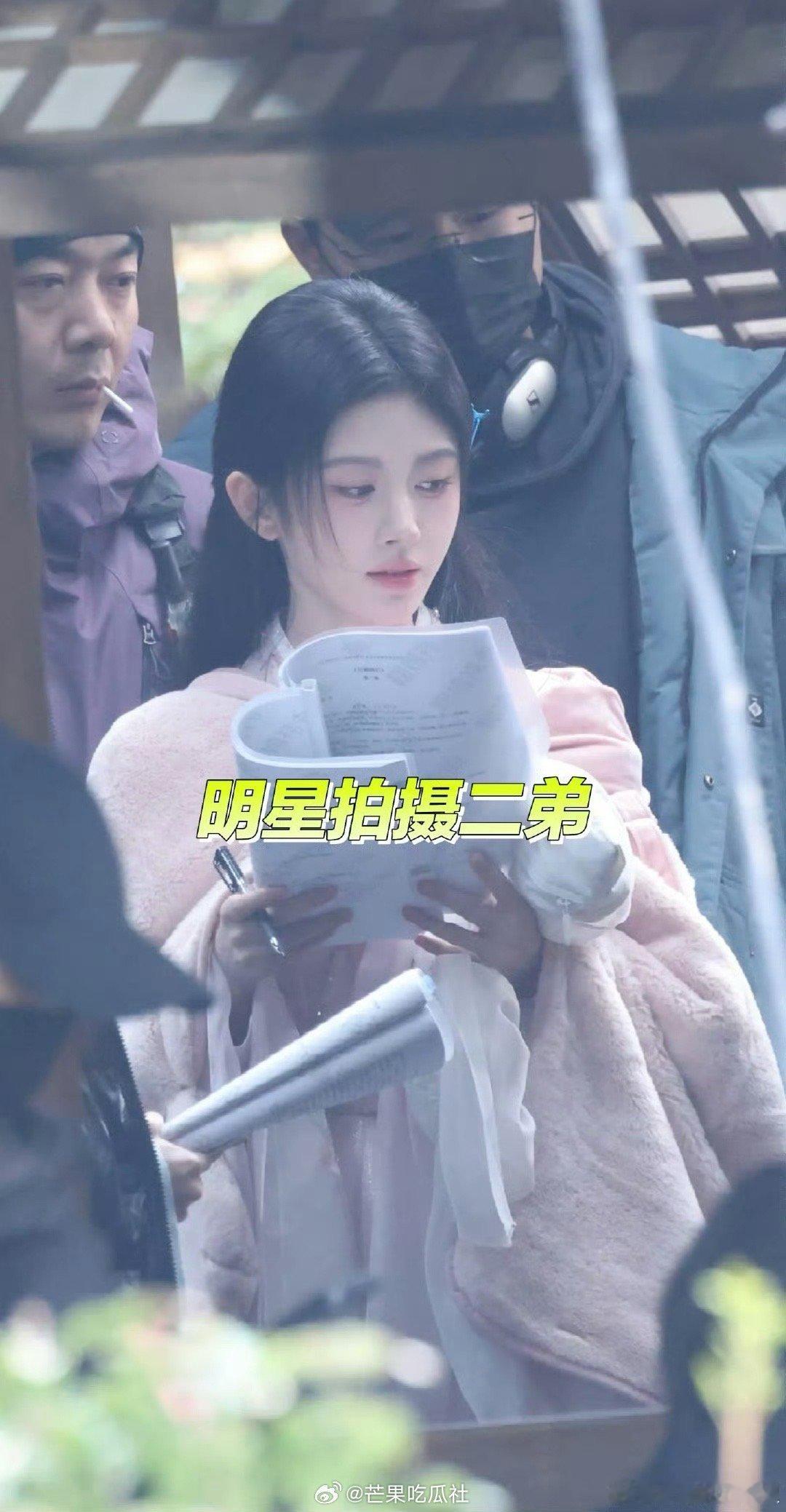 鞠婧祎月鳞绮纪看剧本路透 好美好仙啊家人们！！！鞠婧祎主演的电视剧《月鳞绮纪》最