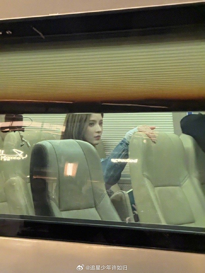 张予曦车窗神图 车窗边的光线刚刚好，她微微侧脸看向窗外，整个人透着一种松弛的温柔