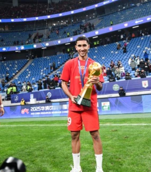 这娃看得懂中文不？四川球迷对他的加盟颇有微词，评论有点“扎心”哦！

香港球员亚