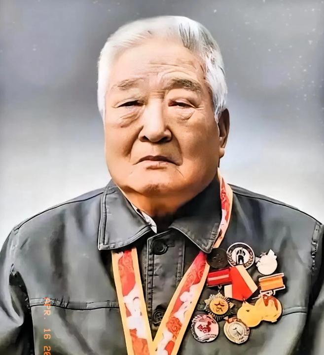 泪目了！云南一96岁退休教师去世，学校翻找资料才发现：这个老教师居然获得过3次特