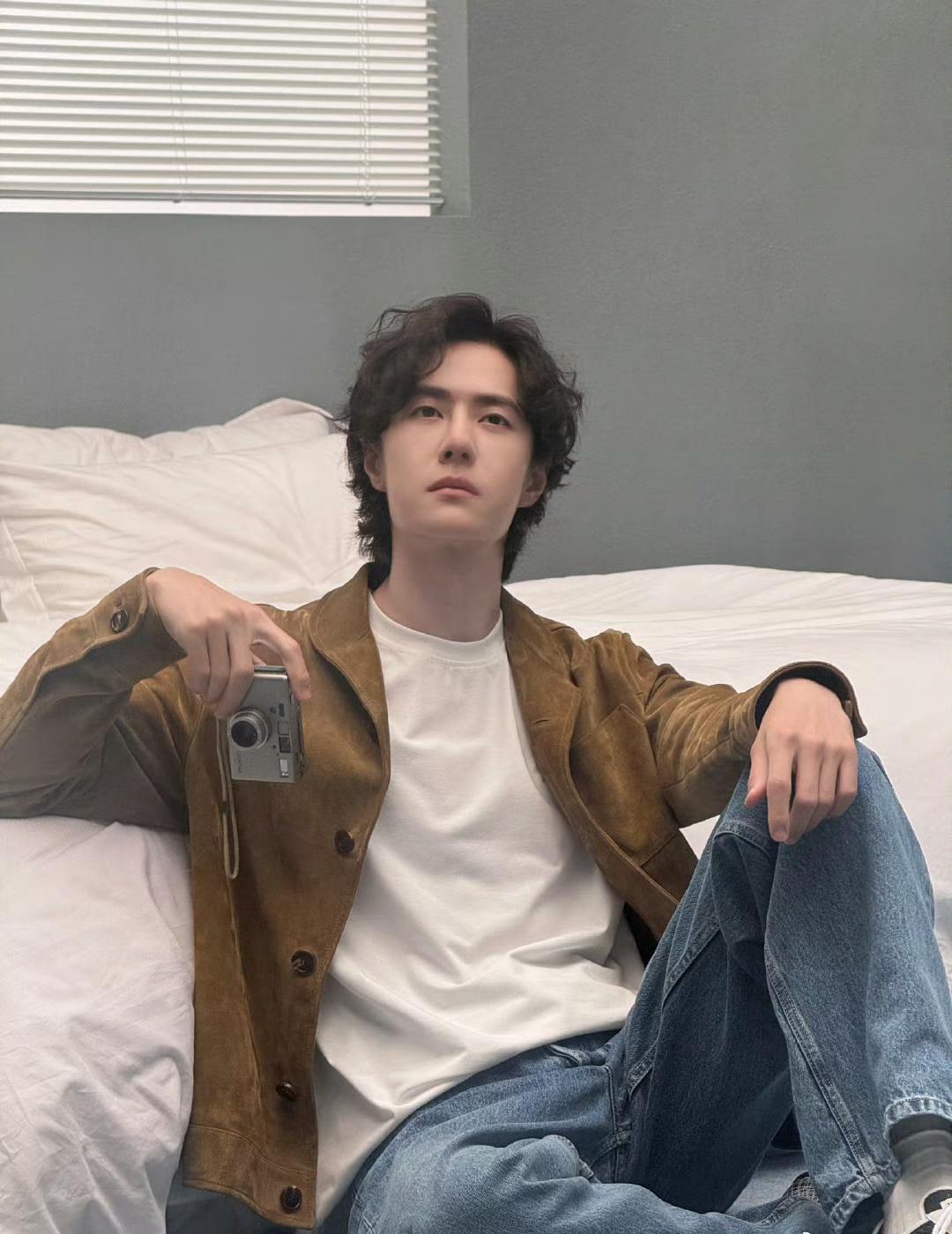 我真的不只一次说过，特别喜欢当下的王一博，如牡丹修成人形，艳冠京华，却无半分俗艳