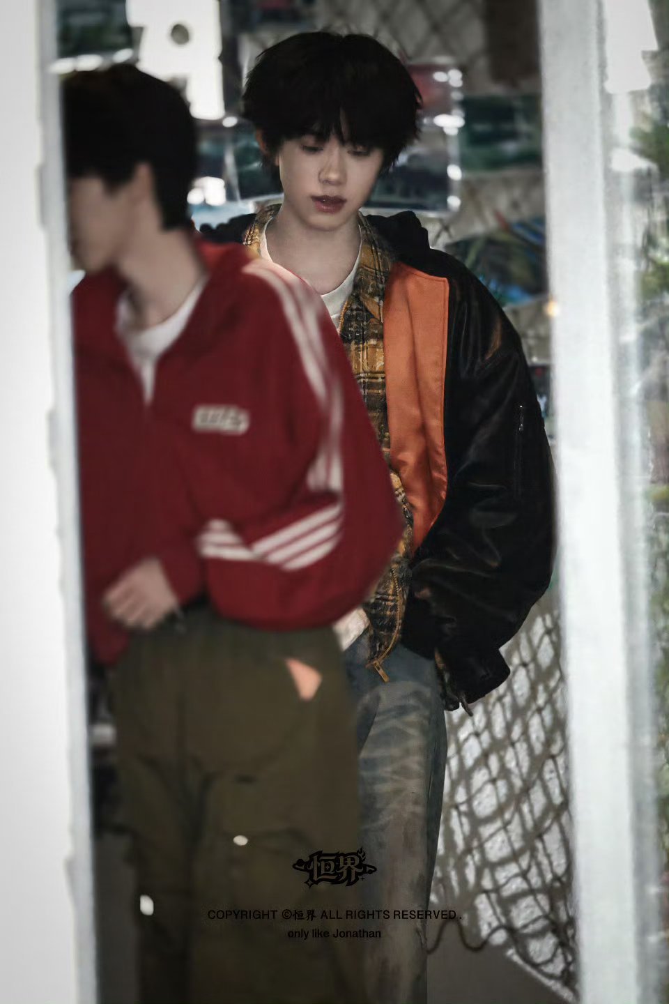 陈奕恒这套造型好潮，单手插兜帅麻了