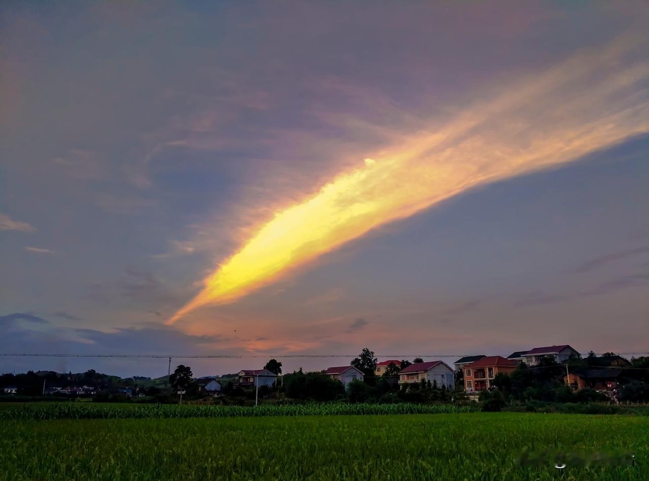 故乡的天空之云
故乡的云，轻盈地游，在蔚蓝的天幕上，自由绘梦。
它们或聚或散，变