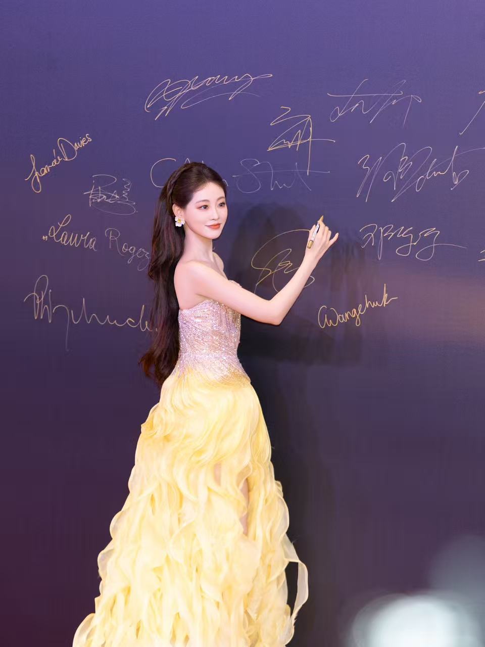 谁懂啊！祝绪丹这身金色流光长裙也太绝了！公主头温柔又灵动，甜妹气质直接拉满，颜值