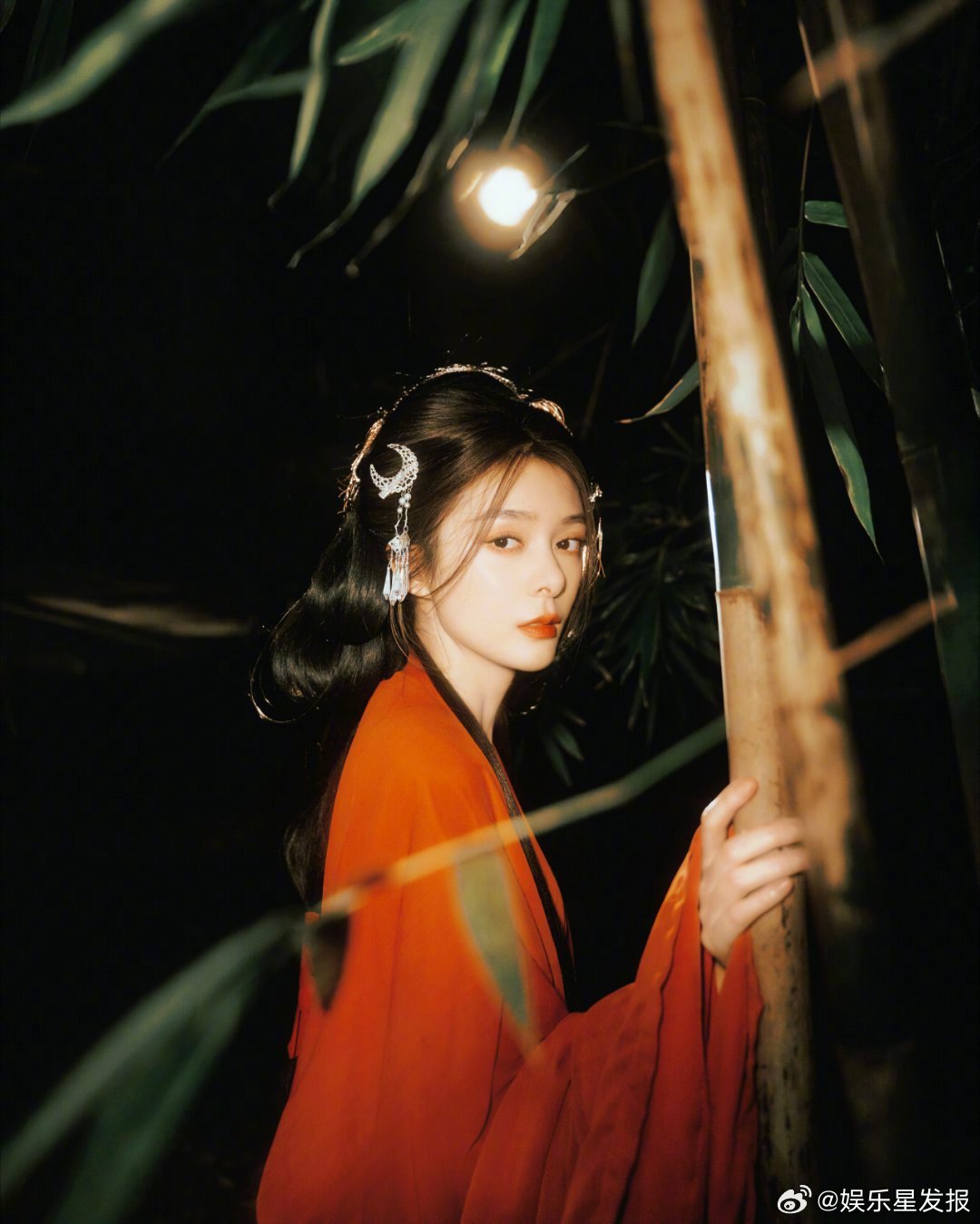 傅菁红衣古风大片 太绝了～这组战国袍好有大片质感！长廊！月夜！几张下来我脑子里已