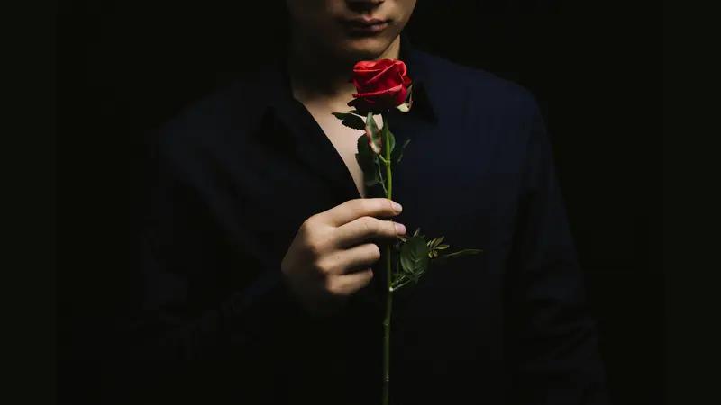 怎么选都有遗憾：一个很浪漫，很会追女孩子。另一个男人很老实，不会说好听的话。
