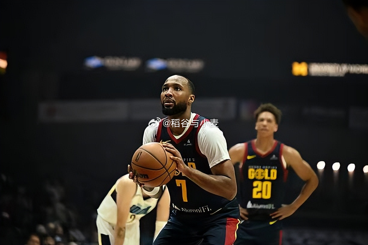 根据美国媒体HoopsHype记者Michael Scotto的消息，丹佛掘金方