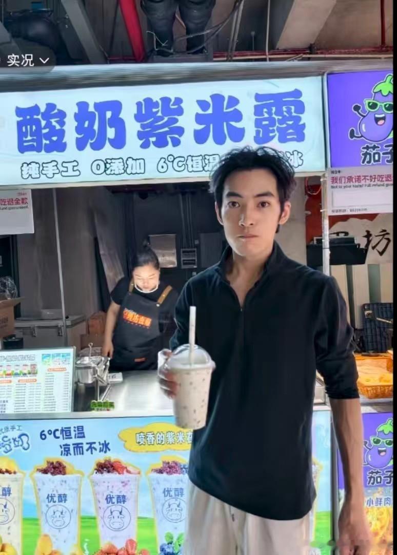 因撞脸于适走红的摊主全程未开美颜走红前小摊生意冷清，一天卖出三四份鸡饭。凭颜值出