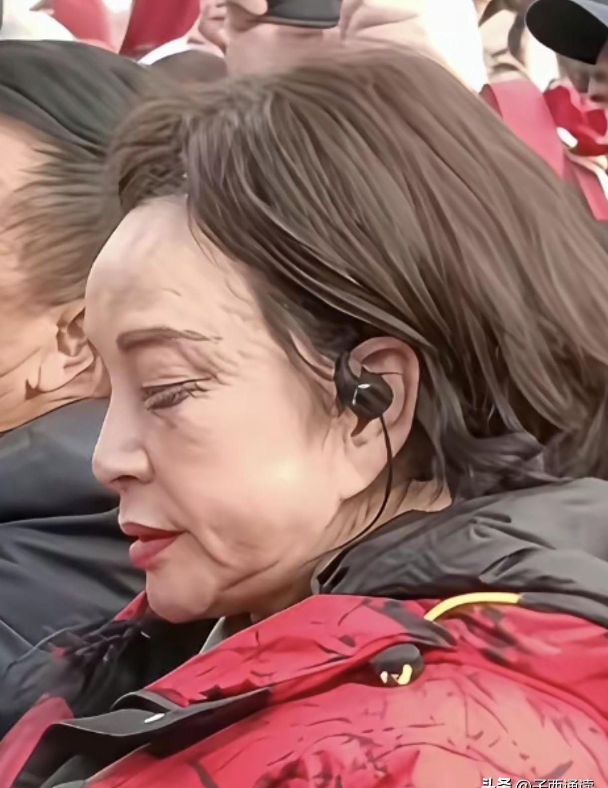 75岁刘晓庆猛吻小30岁男演员！
男方眼一闭嘴僵成石头
镜头怼脸拍特写，男演员腮