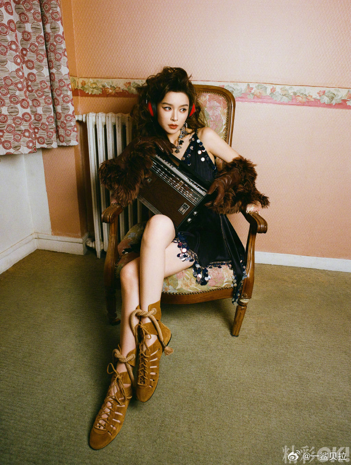 文咏珊爆炸头这个文咏珊完全是巴黎街头的亮眼存在吧，大胆尝试爆炸头造型，灵动又张扬