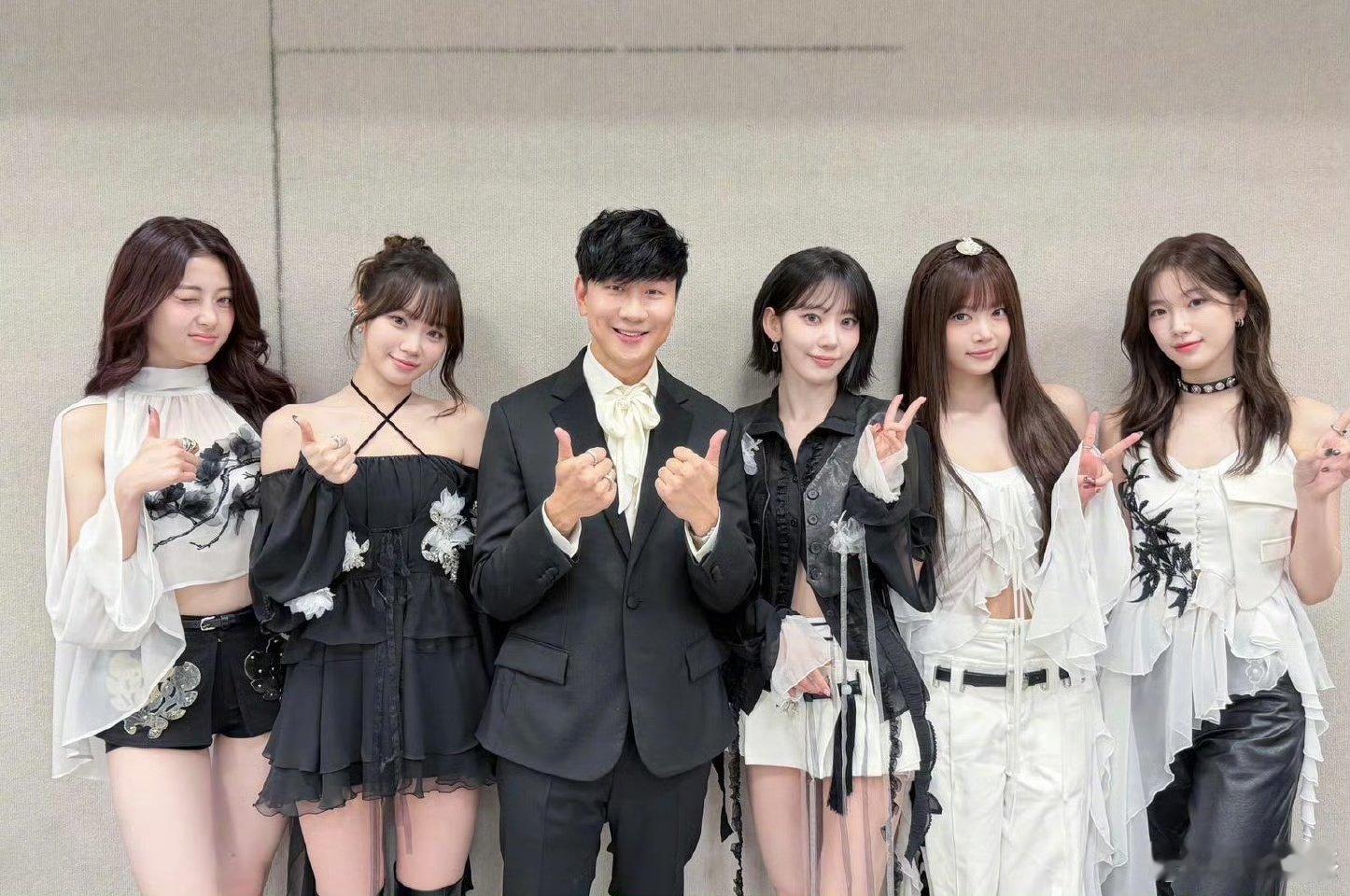 林俊杰与lesserafim合照林俊杰晒和朴宝剑合照 林俊杰晒合照啦 