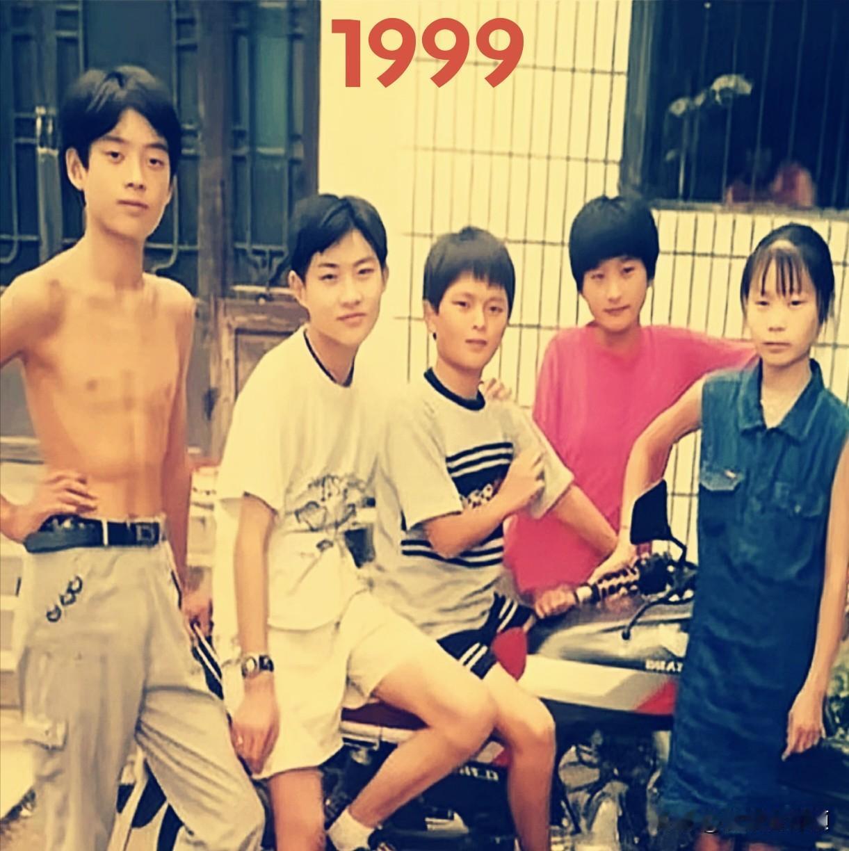 当年青涩懵懂的少年少女，无忧无虑站在一起。
多年之后再次同框，还是原来那几个人，