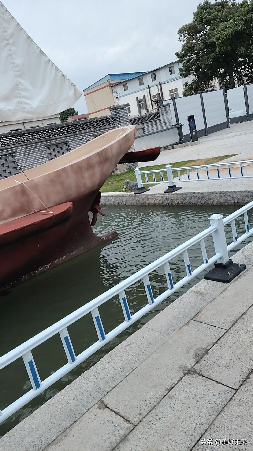 图中主要展示的是一艘仿古船。从背景知识来看，这类仿古船常出现在与航运、历史文化相
