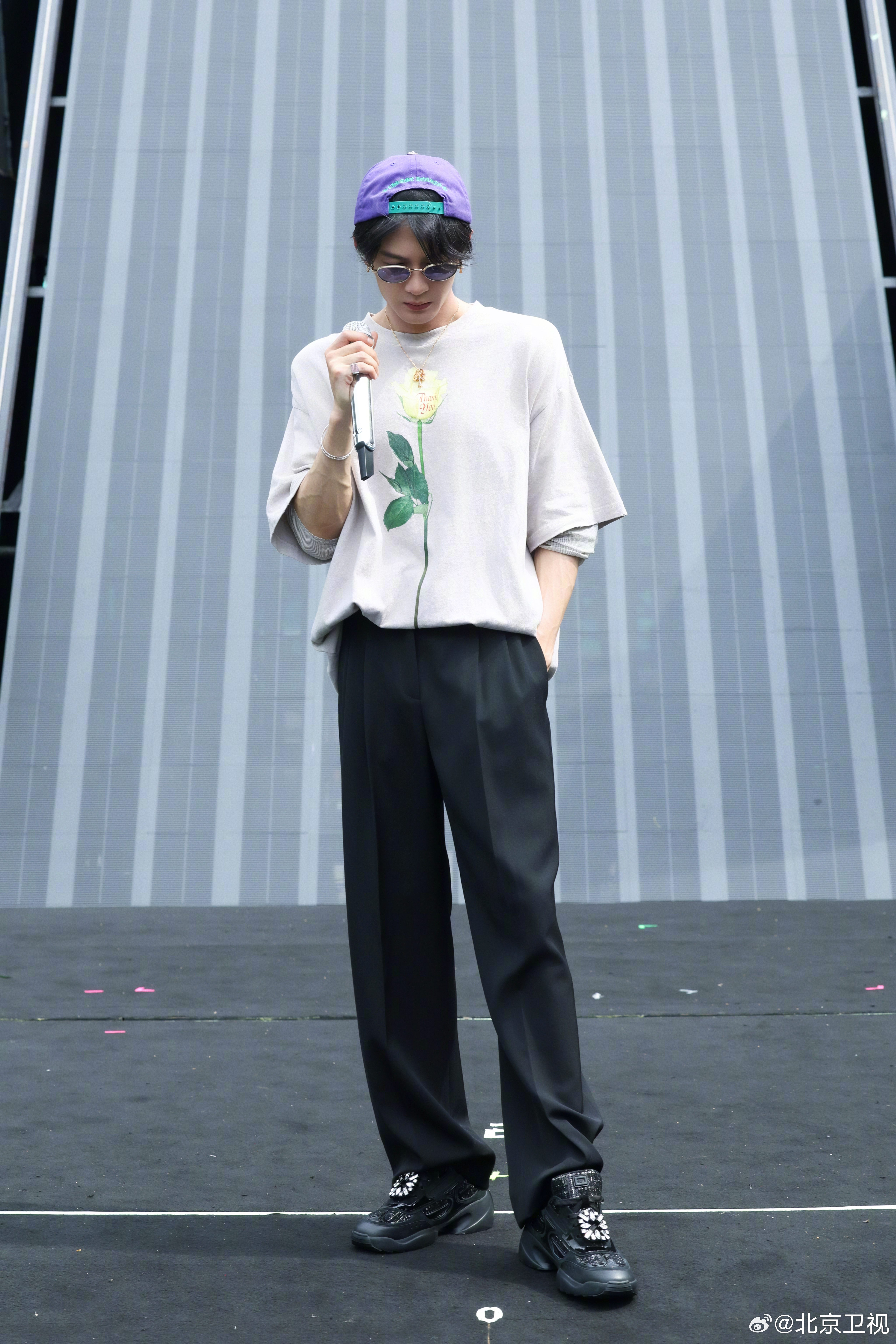 檀健次 丨檀健次胸前一朵黄玫瑰期待檀健次今晚的舞台啊穿着黄玫瑰衣服彩排 怎么不算