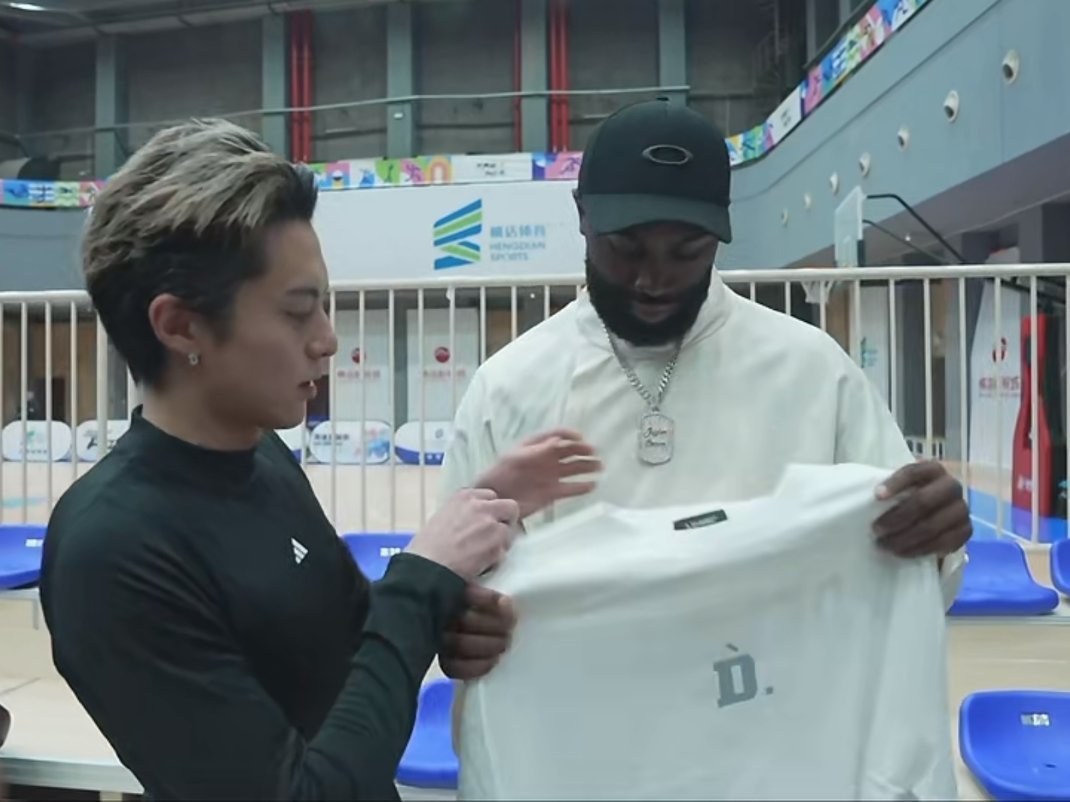 为新来的他准备明天上班的衣服 