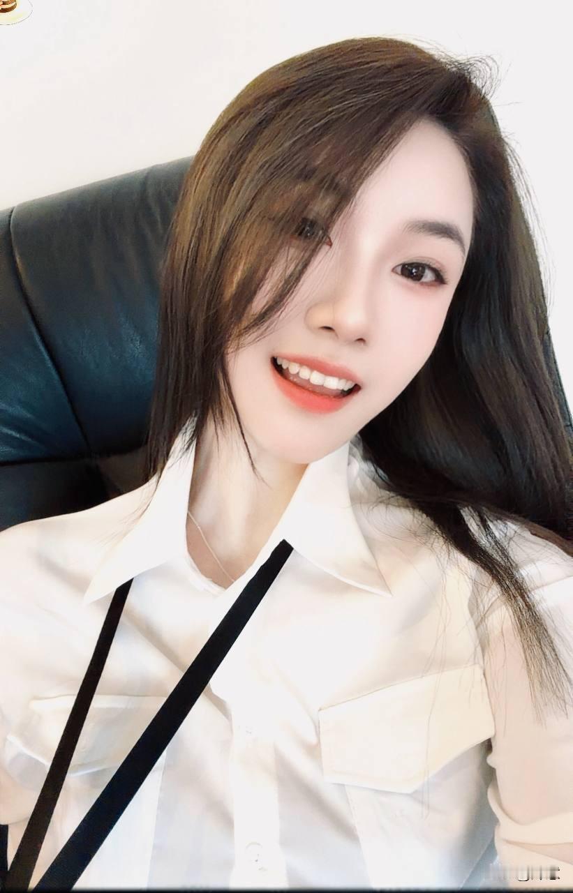 白衬衫配黑带，笑容治愈满分；黑裙蕾丝显气质，温柔又带点小俏皮。
