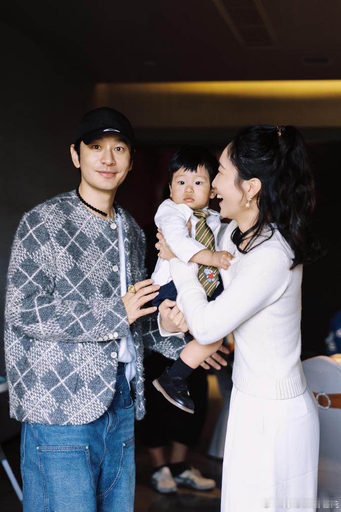 黄晓明带小海绵赴宴，baby 准备礼物让带去，细节见人品，真的好暖心～ 