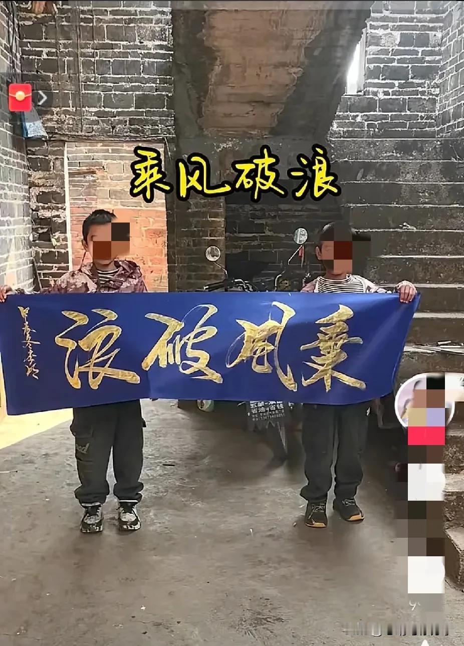 李明同学应该也很无奈吧，
毕竟自己只是在分享写字的视频，
并没有传达任何东西，