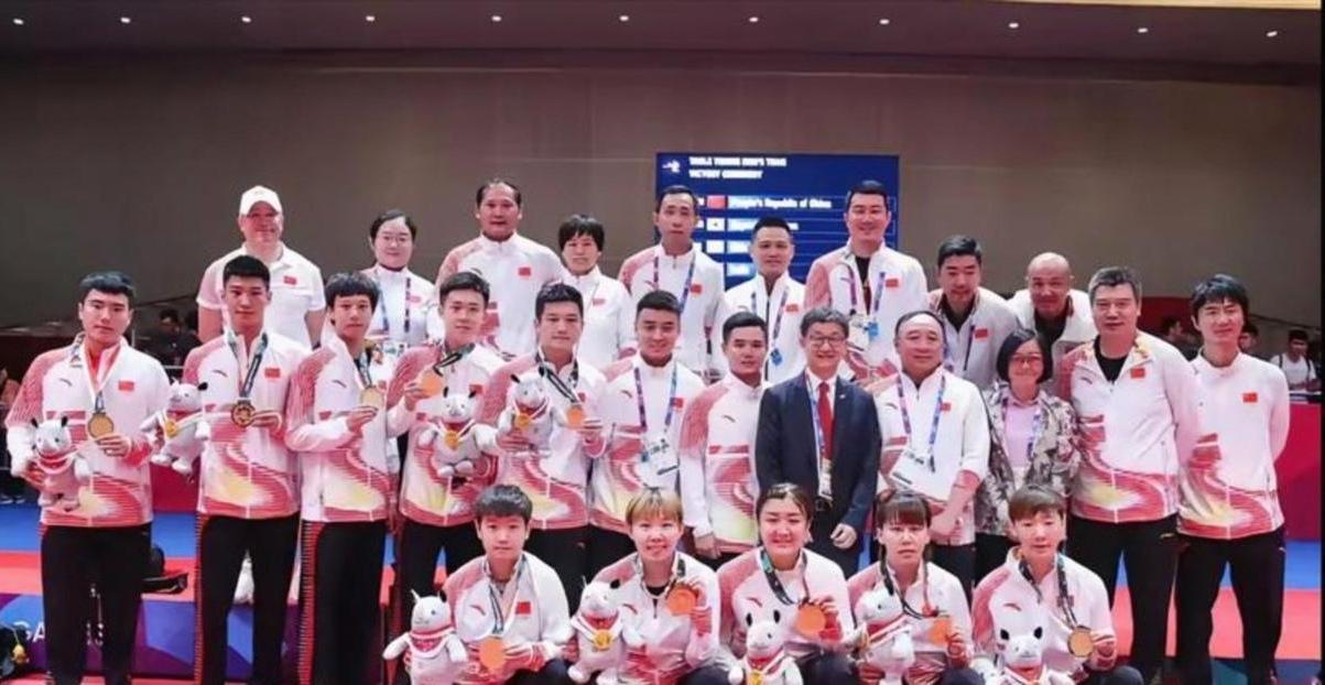 这张照片是2018年雅加达亚运会乒乓球项目颁奖仪式后国乒成员佩戴金牌、手执吉祥物