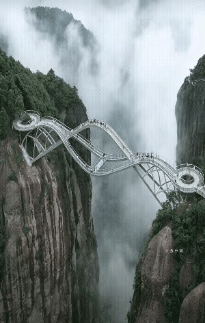 仙居如意桥，景区非常大，风景十分宏伟秀丽，而且山上还有电梯，一般人都被山上的建设