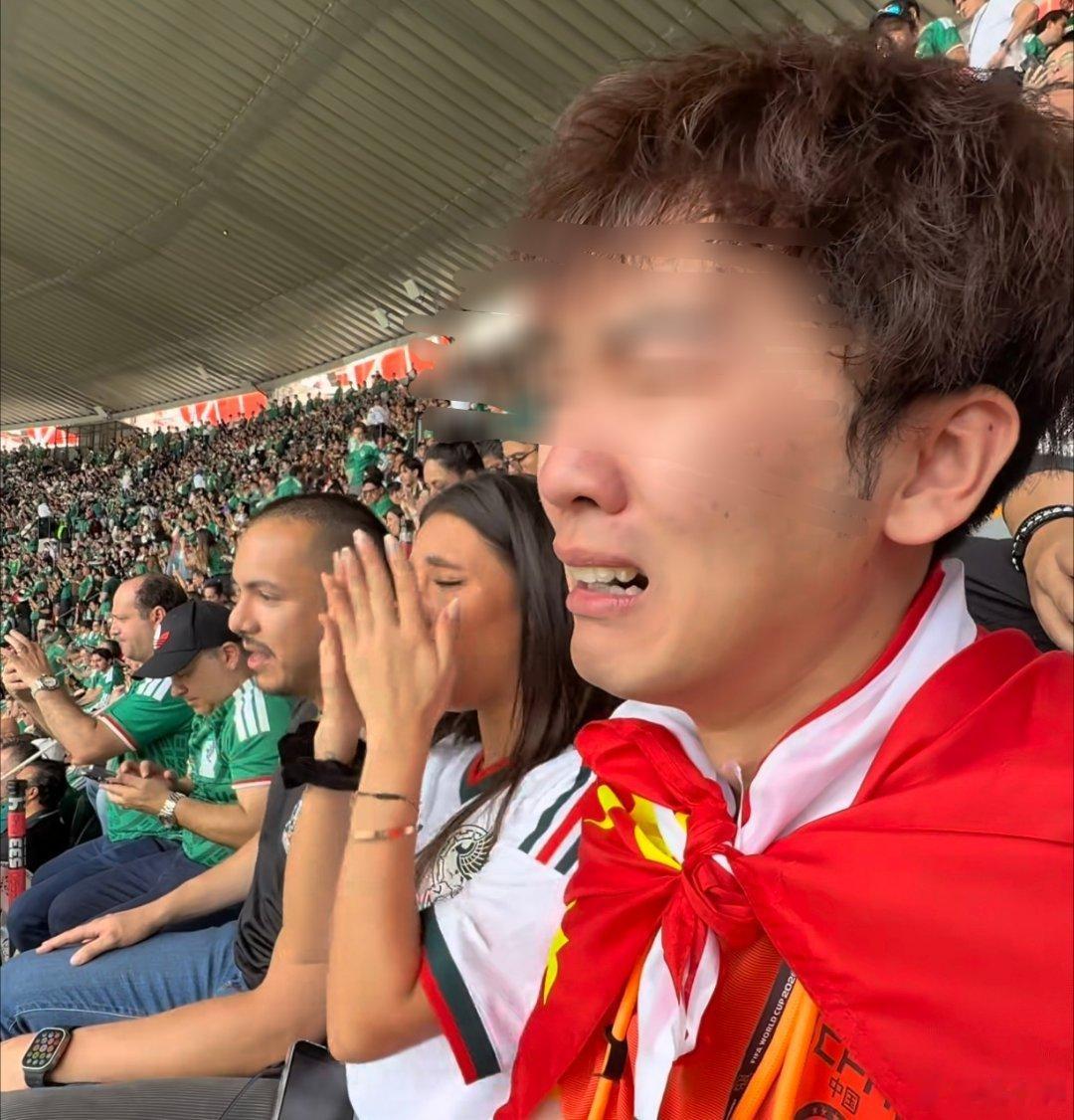 大V观赛团美加墨世界杯揭幕战看台上，一位披着五星红旗的中国球迷在现场声泪俱下：“