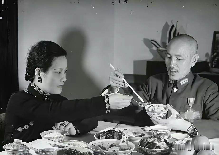 自从知道“蒋介石中年后牙齿几乎全部脱落，常年佩戴假牙，咬合极差、口腔敏感脆弱”这